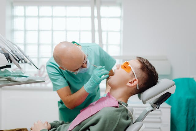Un dentiste en pleine consultation
