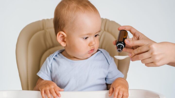 Bébé recevant des gouttes de probiotiques à l’aide d’une pipette.